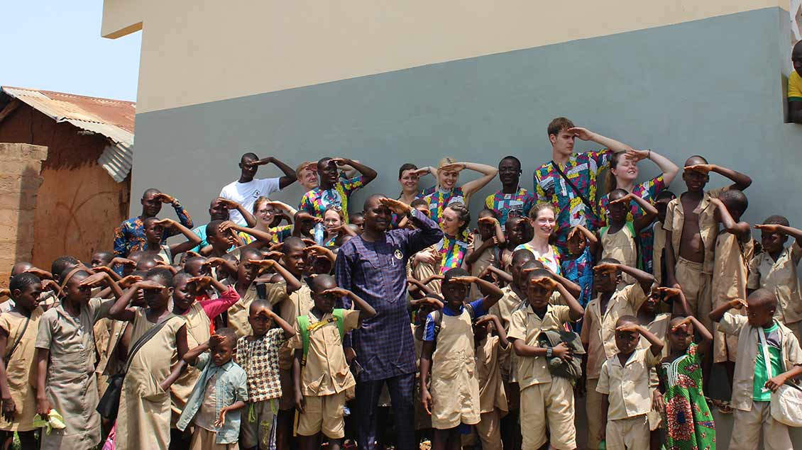 Studentinnen und Studenten aus Münster bei der Eröffnung neuer Schulgebäude im Benin