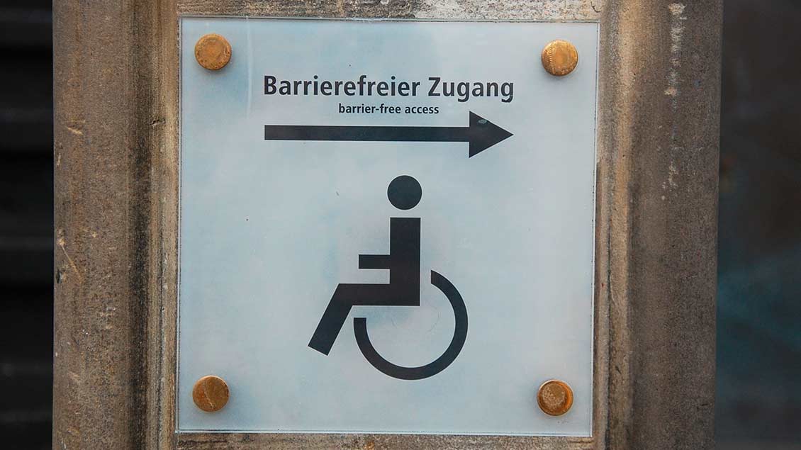 Schild weist auf barrierefreien Zugang hin.