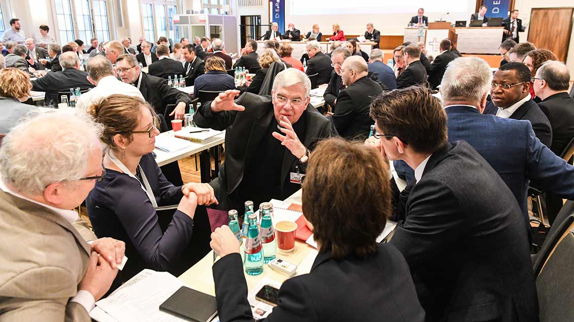 Teilnehmer der Synodalversammlung im Dominikanerkloster in Frankfurt.