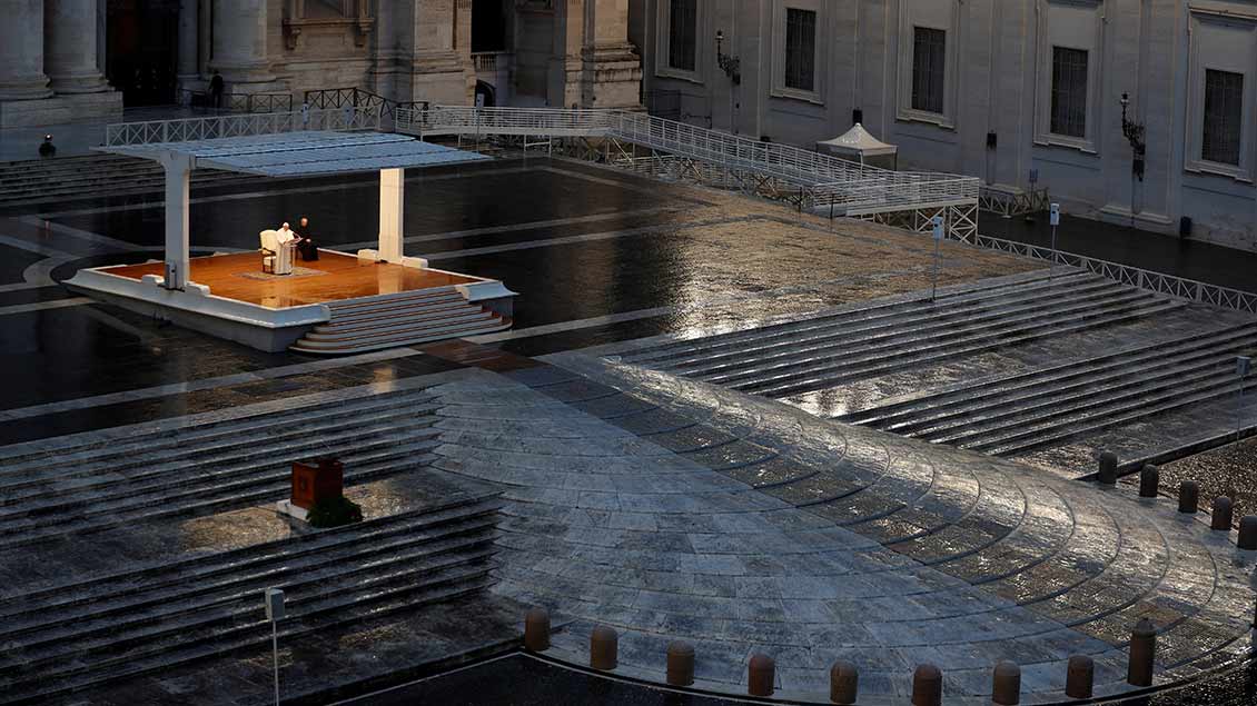 Papst Franziskus allein auf dem Petersplatz in Rom