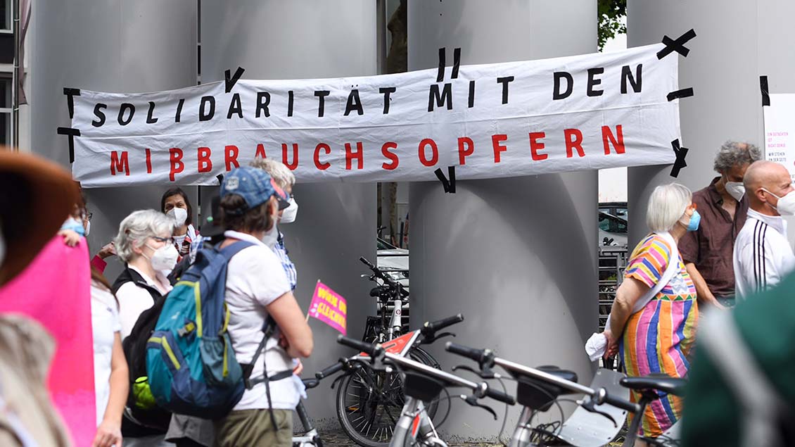 Während der Demonstration in Köln ist ein Banner mit der Aufschrift "Solidarität mit Missbrauchsopfern" zu sehen.