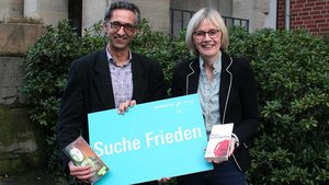 Maria Kröger und Andreas Kratel helfen mit, damit zum Katholikentags-Motto „Suche Frieden“ auch ein Programm entsteht.