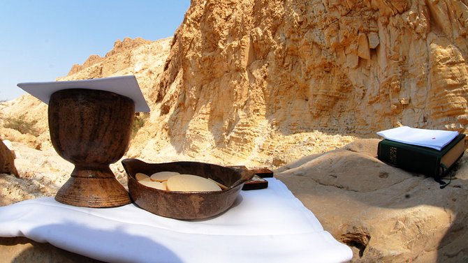 Kelch und Schale mit Wein und Brot in der Wüste