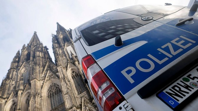 Polizeiwagen steht vor dem Kölner Dom