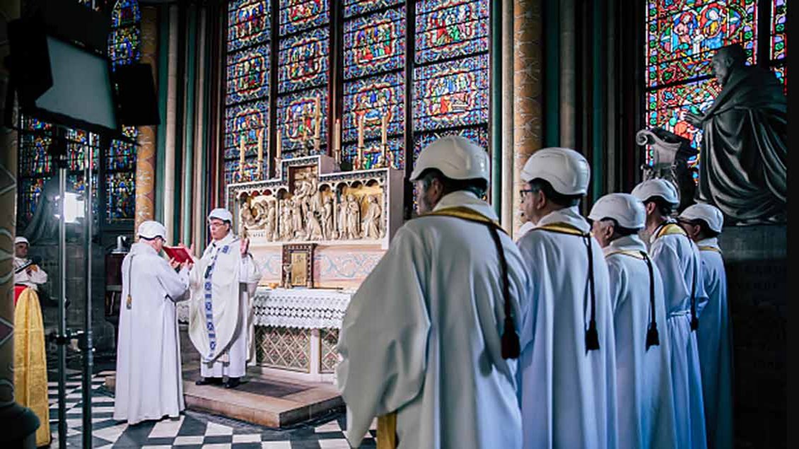 Gottesdienst in einer Seitenkapelle von Notre Dame Guillaume Poli (KNA)