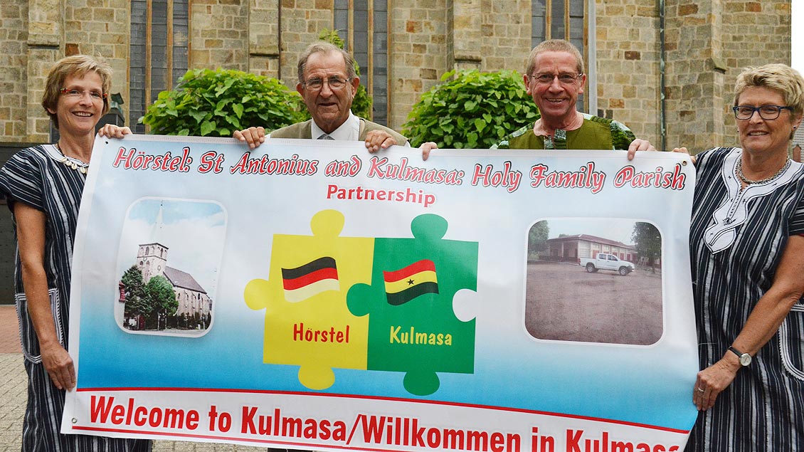 Im Juli hat Pater Bernhard Hagen (2. von links) Ghana bereist.