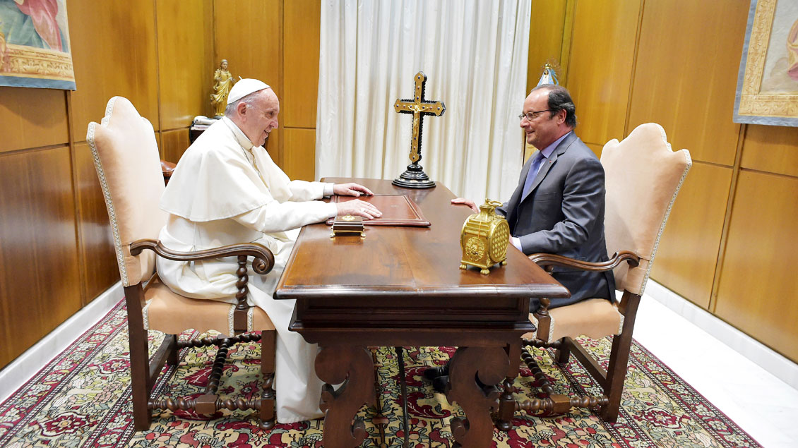 Papst Franziskus spricht mit dem französischen Präsidenten Francois Hollande.