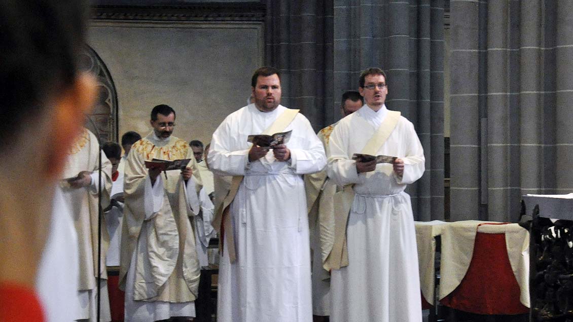 Jeremias Kehren (links) und Jakob Mannheimer werden zu Priestern geweiht