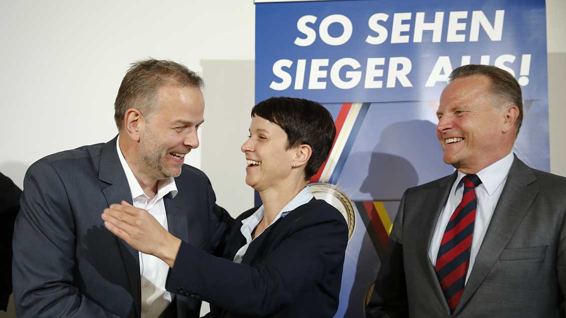 Gratulation nach Wahlerfolg in Mecklenburg-Vorpommern.