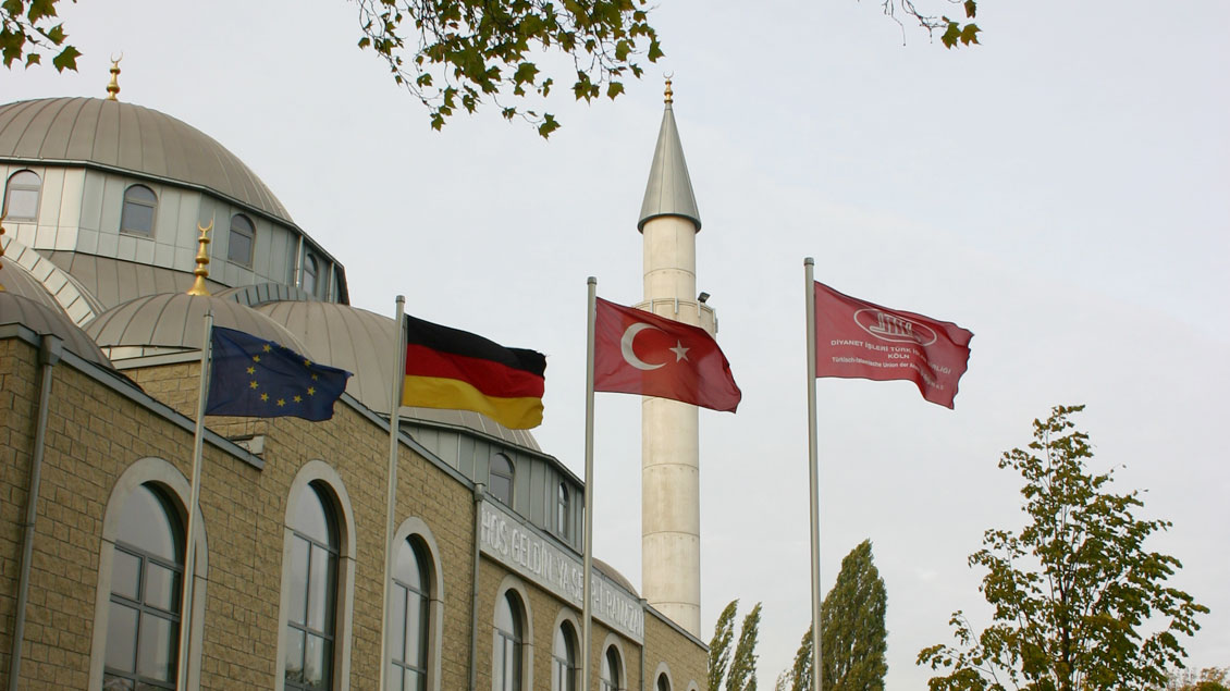 Moschee in Duisburg-Marxloh – rechts die Flagge der Ditib.