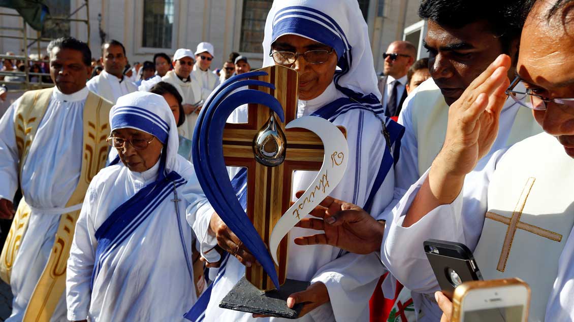 Eine Schwester der „Missionare der Barmherzigkeit“ trägt ein Reliquie Mutter Teresas.