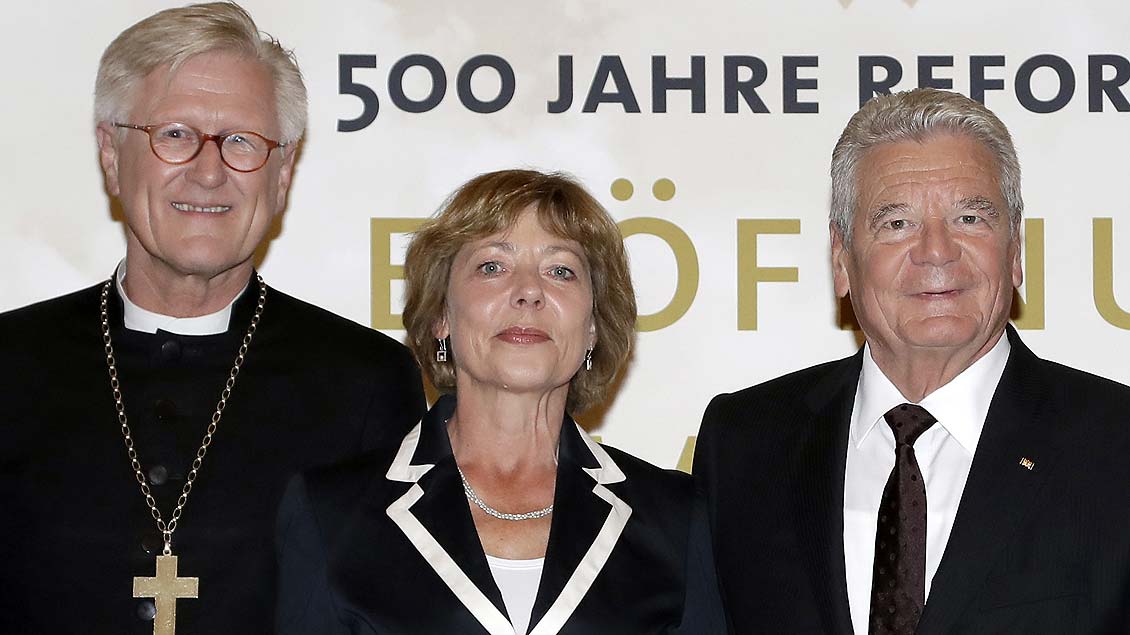 EKD-Vorsitzender Heinrich Bedford-Strohm, Daniela Schadt, Lebensgefährtin des Bundespräsidenten, und Bundespräsident Joachim Gauck.