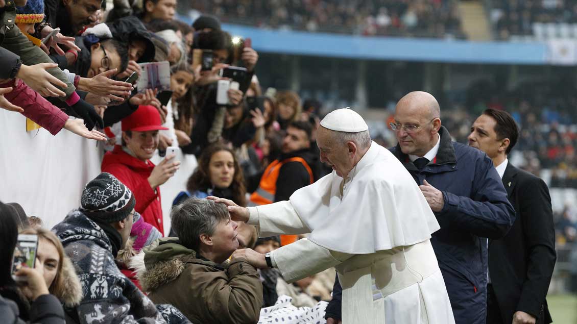 Papst Franziskus begrüßt Gläubige durch Abschlussmesse seines Schwedensbesuchs am 1. November im Swedbank Stadion in Malmö.