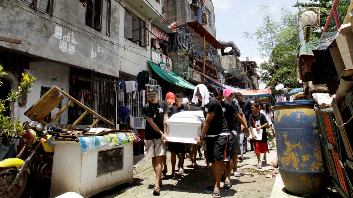Sarg mit einem Opfer des „Drogenkriegs“ von Präsident Rodrigo Duterte auf den Philippinen.