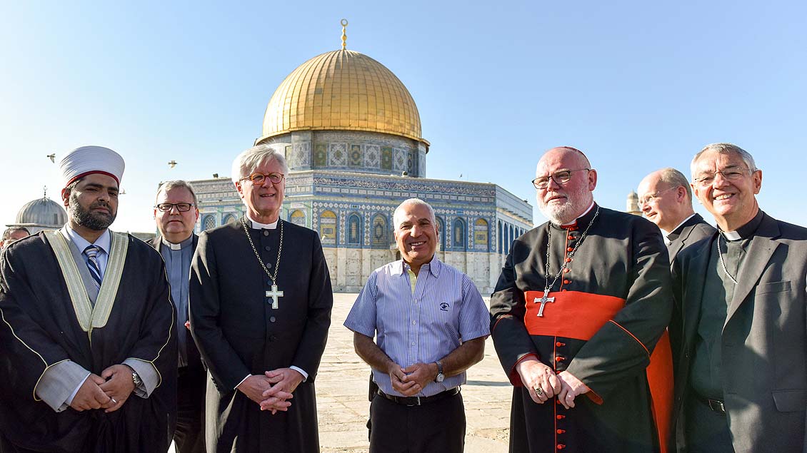 Scheich Omar Awadallah Kiswani begegnet unter anderem den Bischöfen Franz-Josef Bode, Heinrich Bedford-Strohm (von links) und Reinhard Marx (rechts) vor dem Felsendom in Jerusalem.