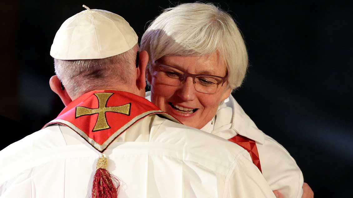 Papst Franziskus umarmt in Lund die lutherische Bischöfin von Uppsala, Antje Jackelen.