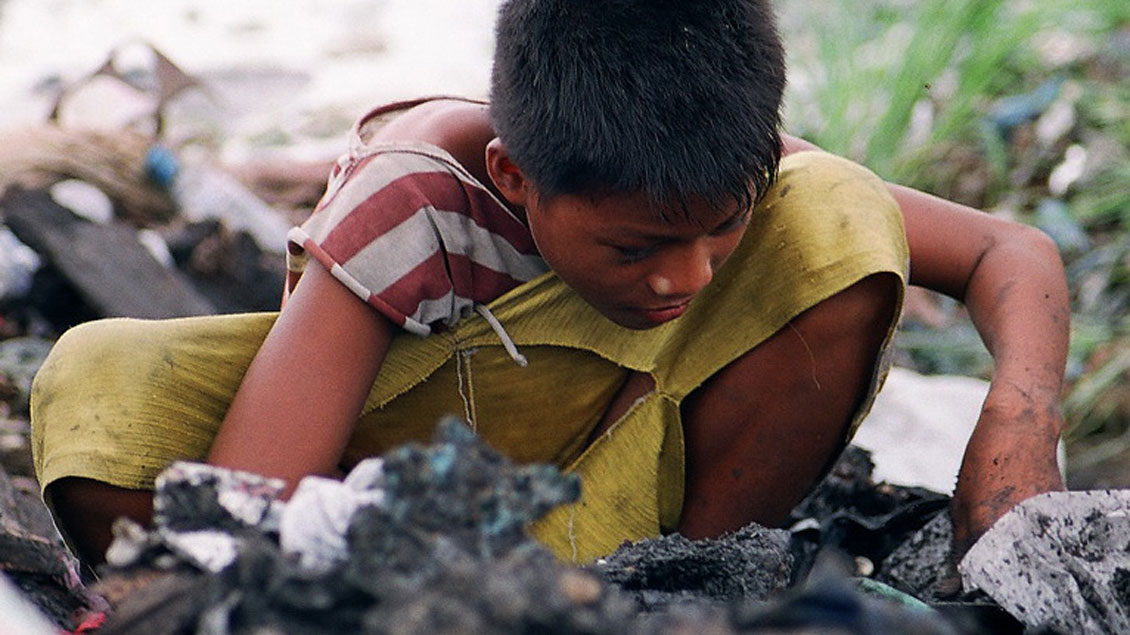 Philippinisches Kind auf einer Müllkippe.