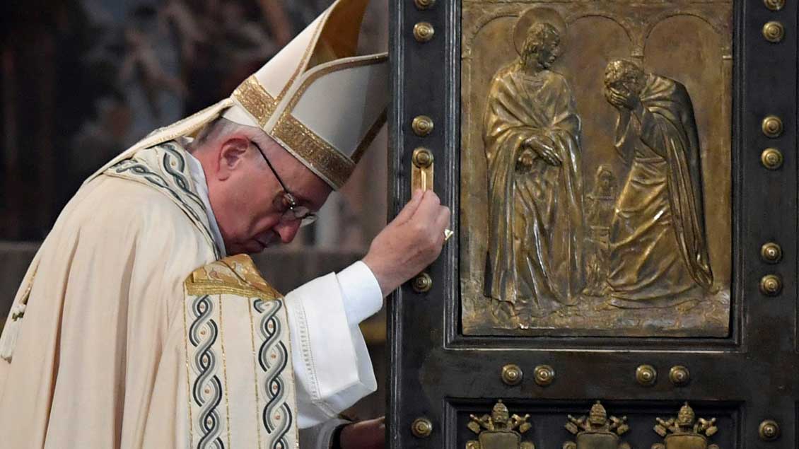 Papst Franziskus schloss am Sonntag die Heilige Pforte im Petersdom.