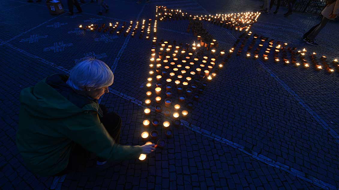 Im vergangenen Jahr bildeten die Teilnehmer der „Eine Million Sterne“-Aktion einen leuchtenden Stern auf dem Lamberti-Kirchplatz in Münster.