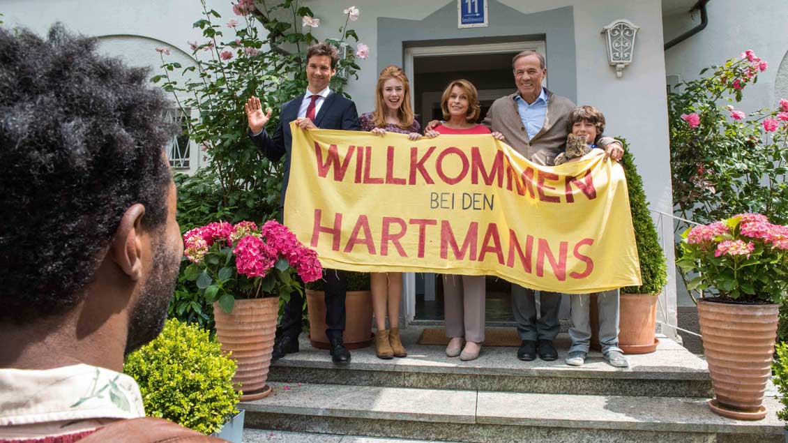 Familie Hartmann empfängt Asylbewerber Diallo in ihrer noblen Villa.