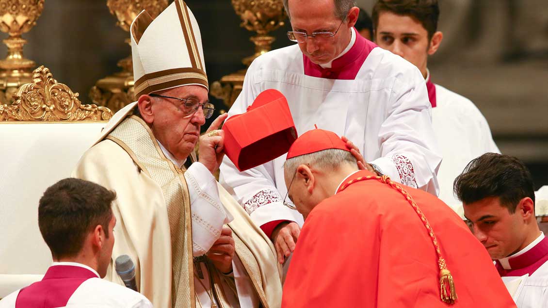 Papst Franziskus setzt dem neuen Kardinal Mario Zenari das Birett auf.