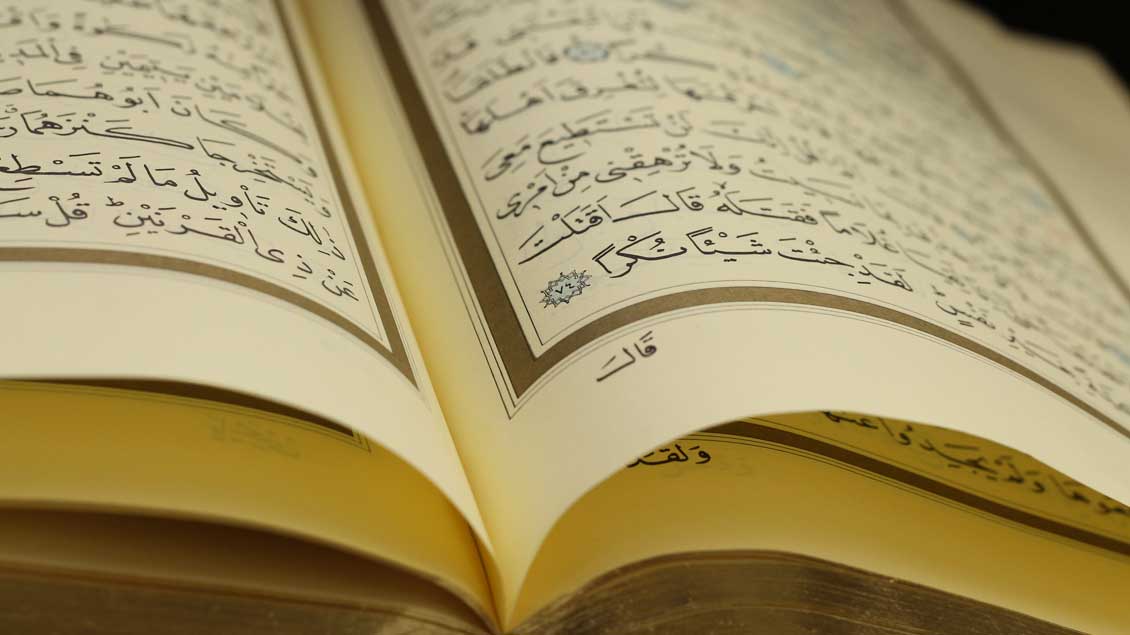 Ein aufgeschlagener Koran.