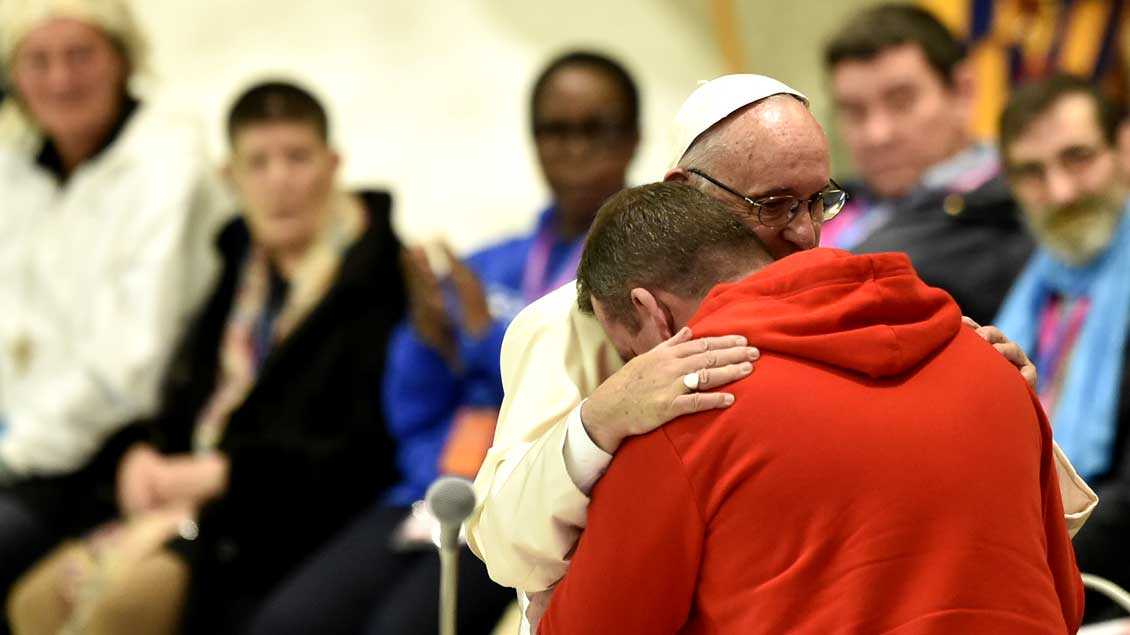 Papst Franziskus umarmt einen jungen Mann während einer Audienz für rund 4.000 Obdachlose in der Audienzhalle des Vatikans.