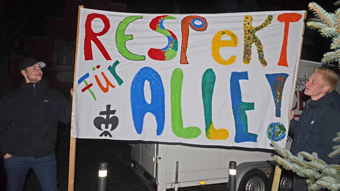 Mit einem Transparent machten die Pfadfinder in Burgsteinfurt ihre Meinung deutlich: „Respekt für alle!“