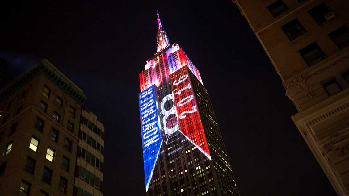 Das Empire-State-Building in New York erstrahlt am Abend der US-Präsidentenwahl in den Farben der Demokraten und der Republikaner.