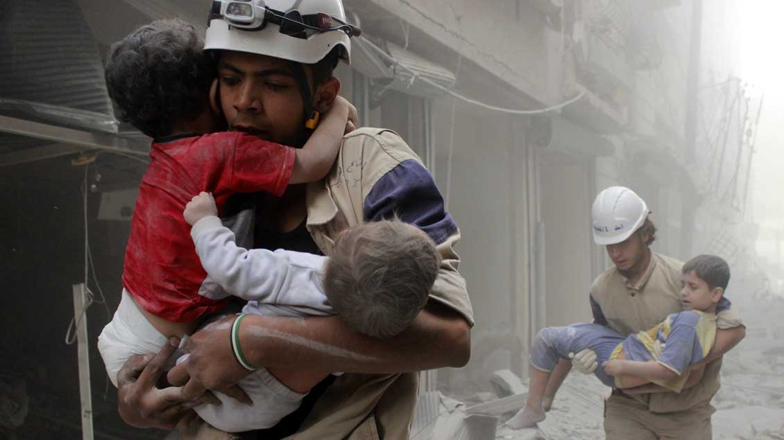 Weißhelme retten Kinder aus den Trümmern in Aleppo.
