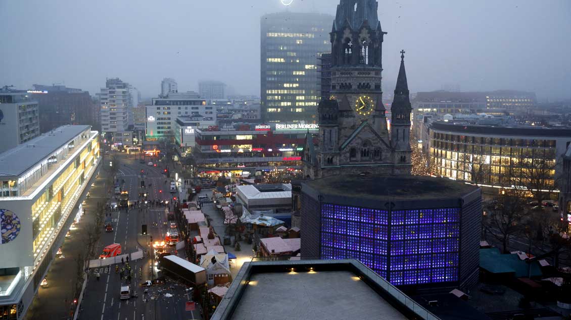Blick auf den Breitscheidplatz und die Berliner Gedächtniskirche am Morgen nach dem mutmaßlichen Anschlag auf einen Weihnachtsmarkt.