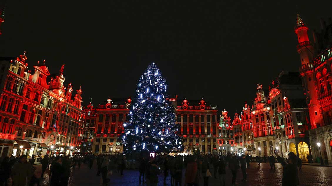 Typisch Brüssel: die „Grand Place“ während einer Lichtshow zum „Winterwunder“-Festival mit einem Weihnachtsmarkt und anderen Events in der belgischen Hauptstadt.