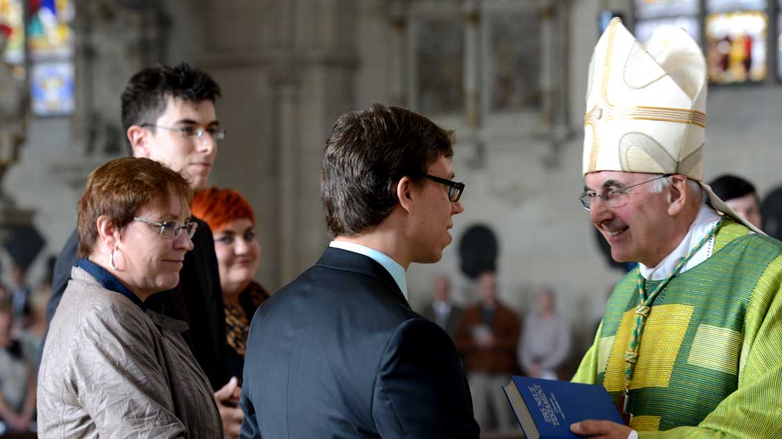 Bischof Felix Genn bei einer Beauftragungsfeier für Pastoralreferenten im münsterschen St.-Paulus-Dom.