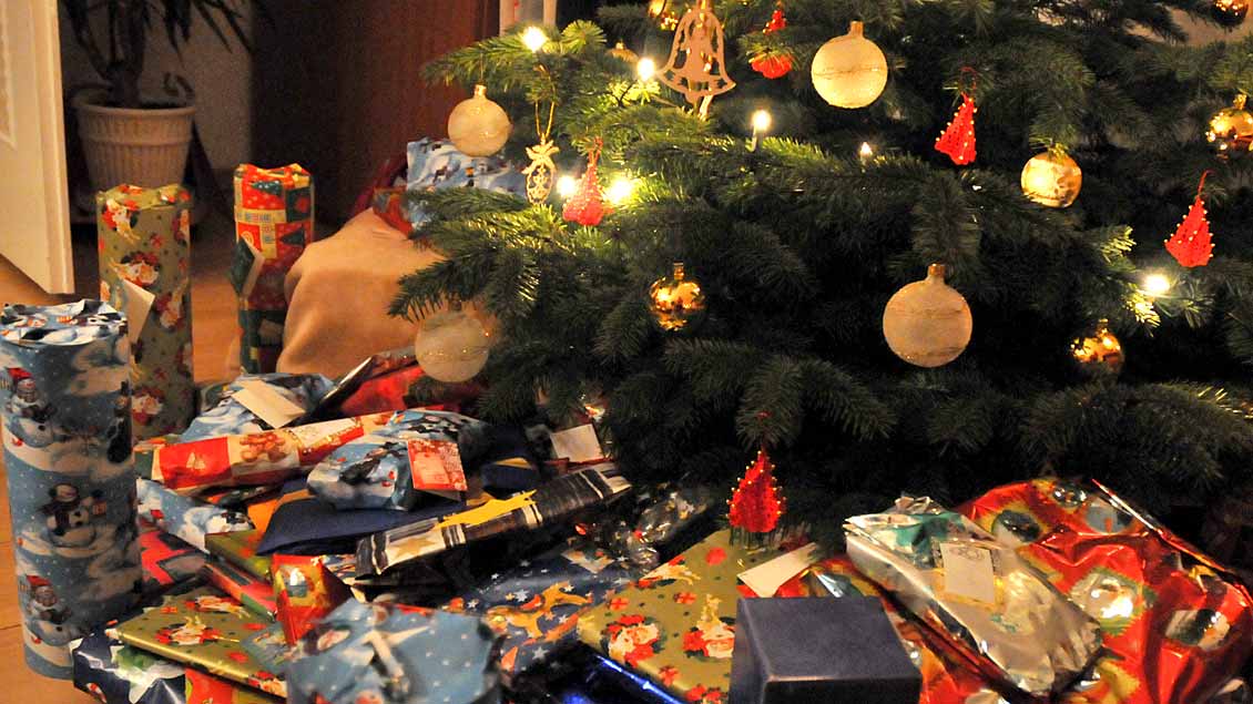 Viele Geschenke unterm Weihnachtsbaum.