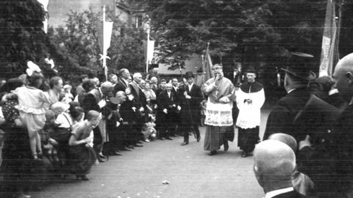 Bischof Clemens August von Galen in fröhlicher Stimmung vor einer Firmung in Goch im 1937.