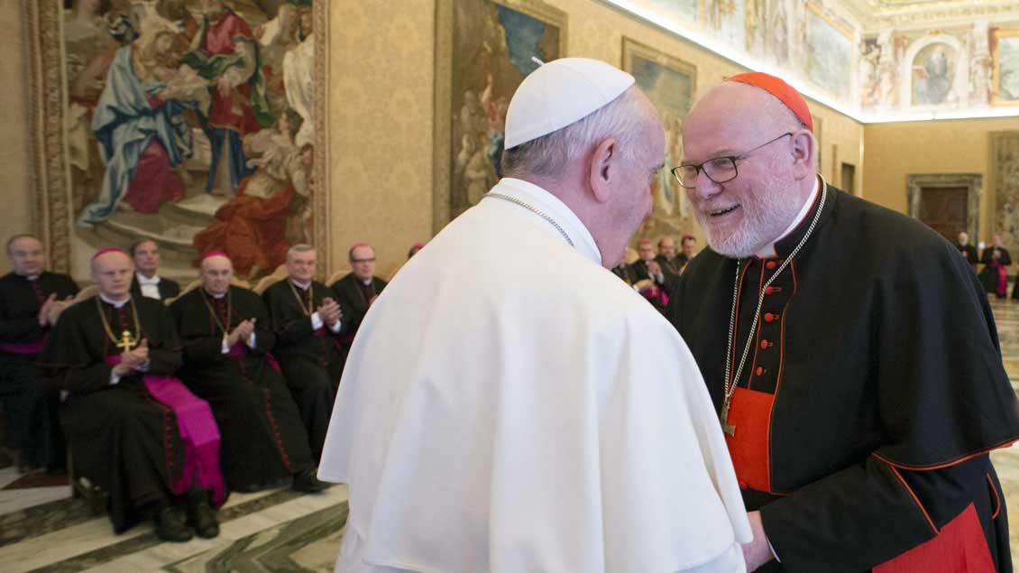 Kardinal Reinhard Marx mit Papst Franziskus, hier beim Besuch aller deutschen Bischöfe im November 2015 im Vatikan.