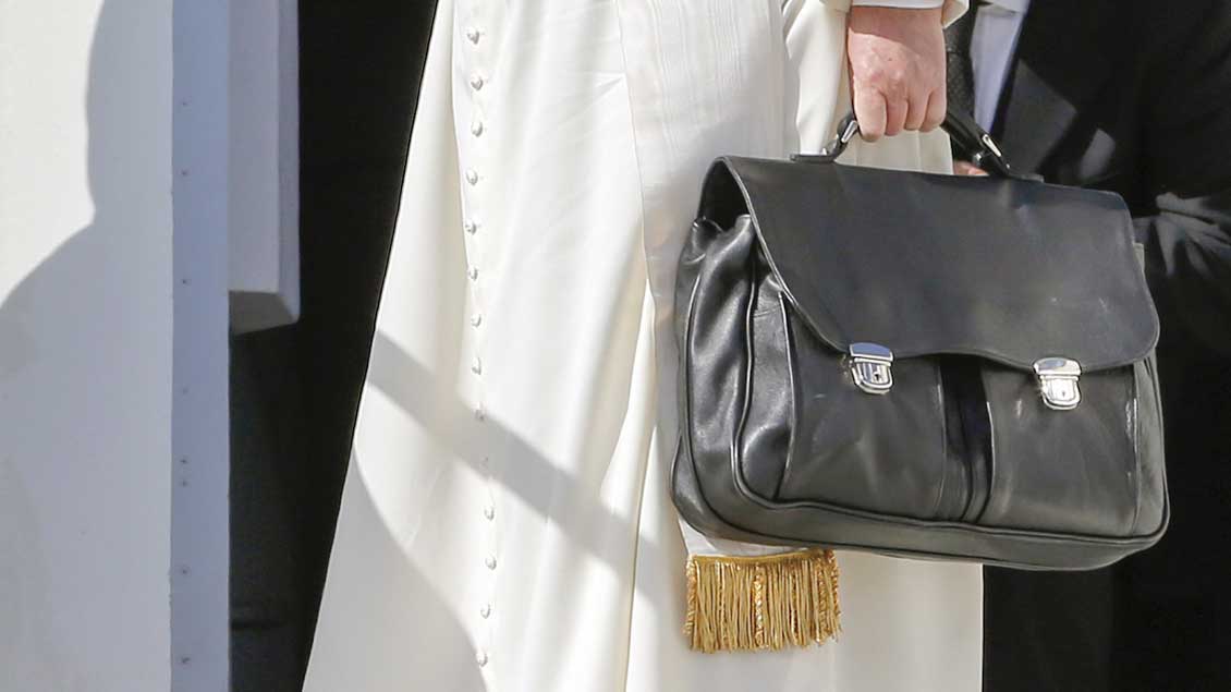 Die schwarze Aktentasche von Papst Franziskus.