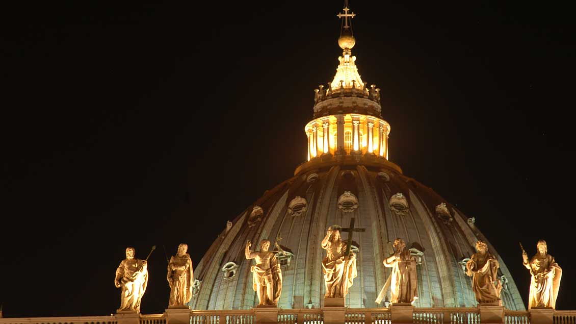 Die Kuppel des Petersdoms im Vatikan.