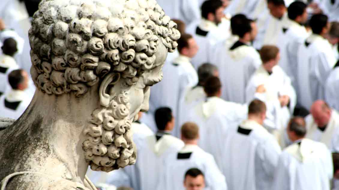 Priester unter dem Blick des heiligen Petrus auf dem Petersplatz in Rom.