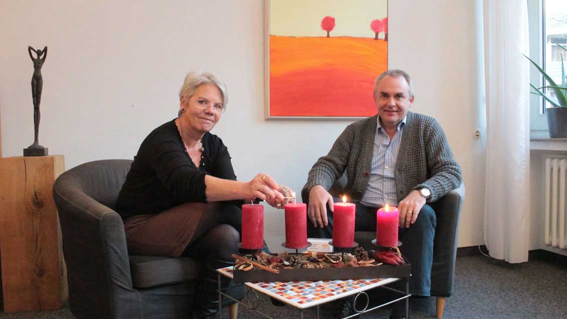 Rita Hülskemper und Thomas Kamm wissen um die Probleme der Ratsuchenden im Advent.