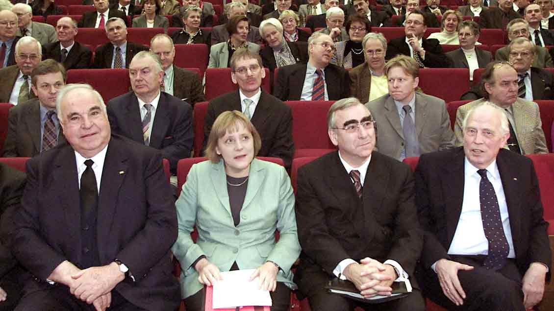 Hans Tietmeyer (ganz rechts) war als Präsident der Deutschen Bundesbank eine prägende Persönlichkeit. Das Bild zeigt ihn im Jahr 2002 mit Helmut Kohl, Angela Merkel und Theo Waigel.