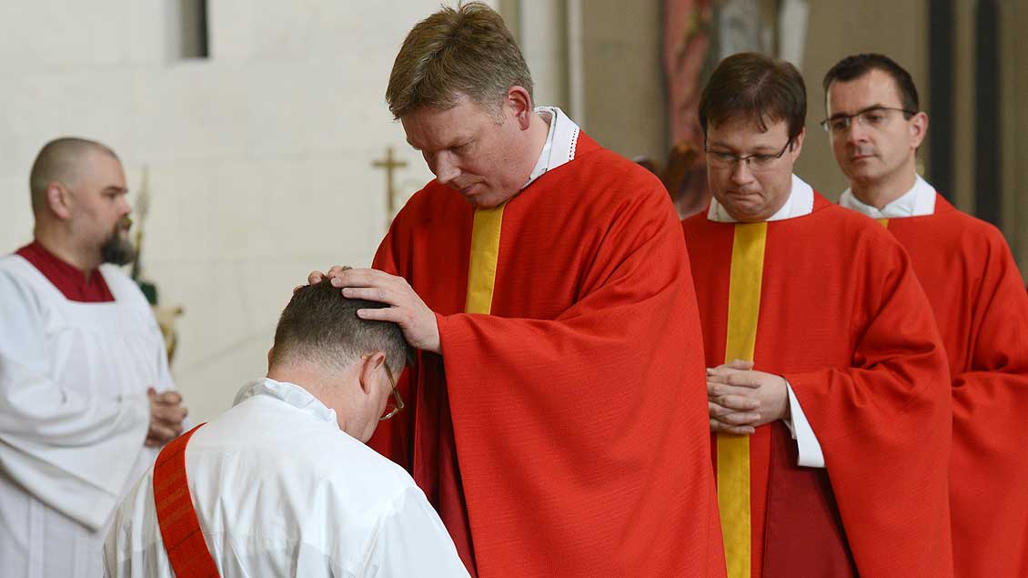 Handauflegung bei der Priesterweihe – hier durch den Leiter der Priesterausbildung im Bistum Münster, Regens Hartmut Niehues.
