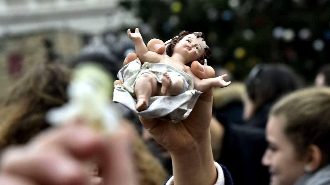 Papst Franziskus hat am 11. Dezember 2016 in Rom tausende Krippenfiguren gesegnet, darunter auch dieses Jesuskind.