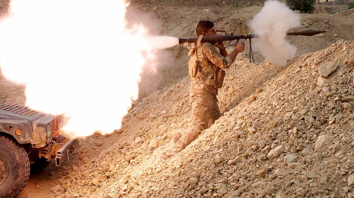 Ein irakischer Soldat feuert nahe Mossul eine Granate ab