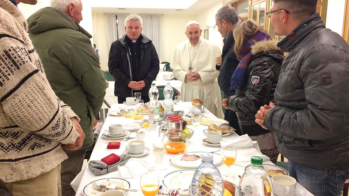 Papst Franziskus mit Obdachlosen