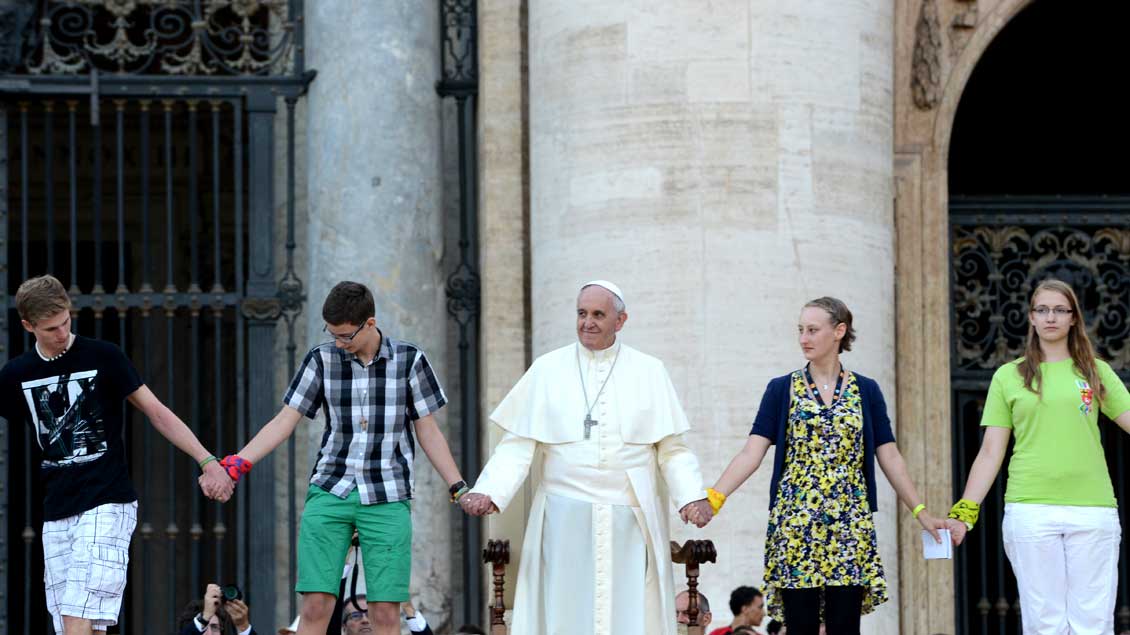 Papst Franziskus Hand in Hand mit Jugendlichen während der deutschen Ministrantenwallfahrt 2014 auf dem Petersplatz.