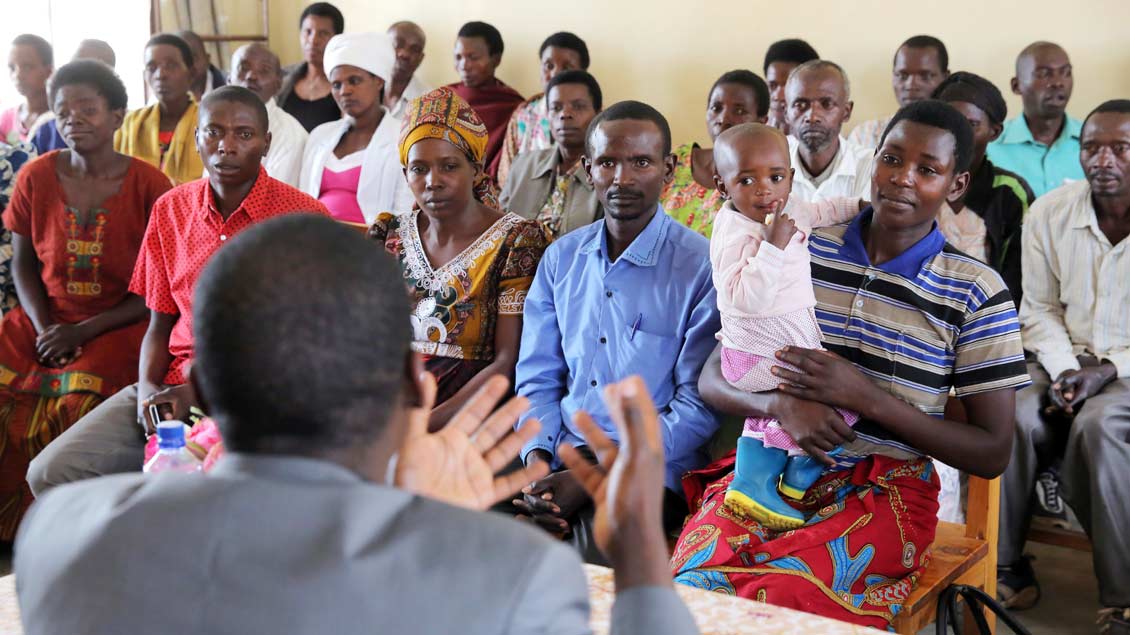 Ein Priester in Ruanda in einem Seminar zur friedlichen Konfliktlösung.