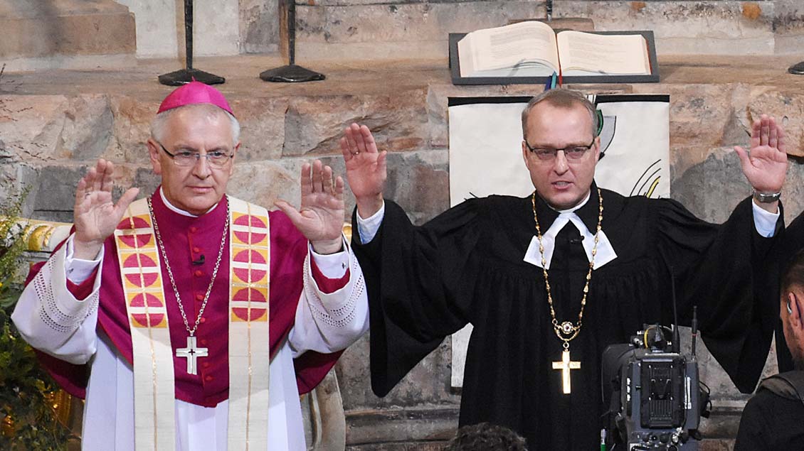 Bischof Heinrich Timmerevers (links) und der evangelische Bischof Carsten Rentzing