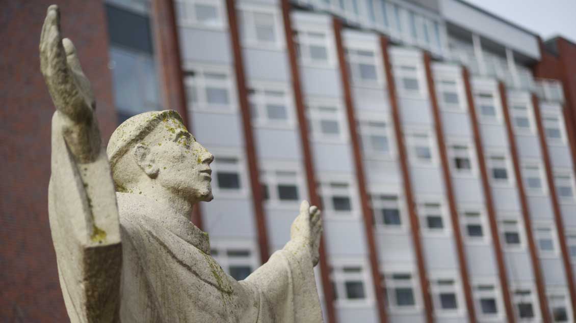 Ausstrahlung: Statue des heiligen Franziskus vor dem Haupteingang des St.-Franziskus-Hospitals in Münster.