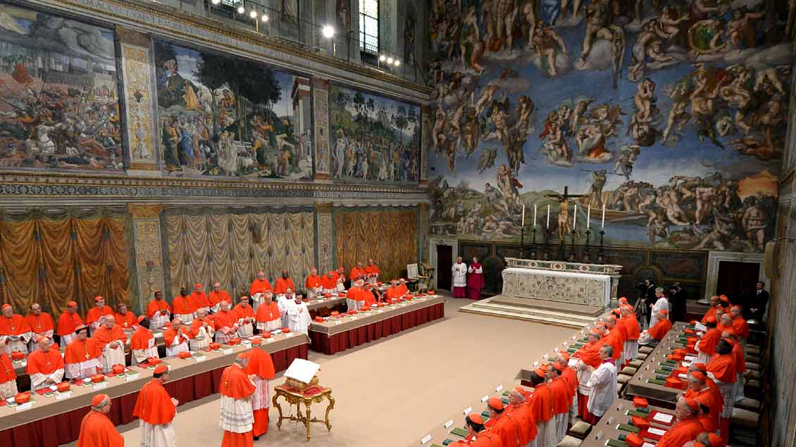 Der Papst wird in der Sixtinischen Kapelle gewählt.